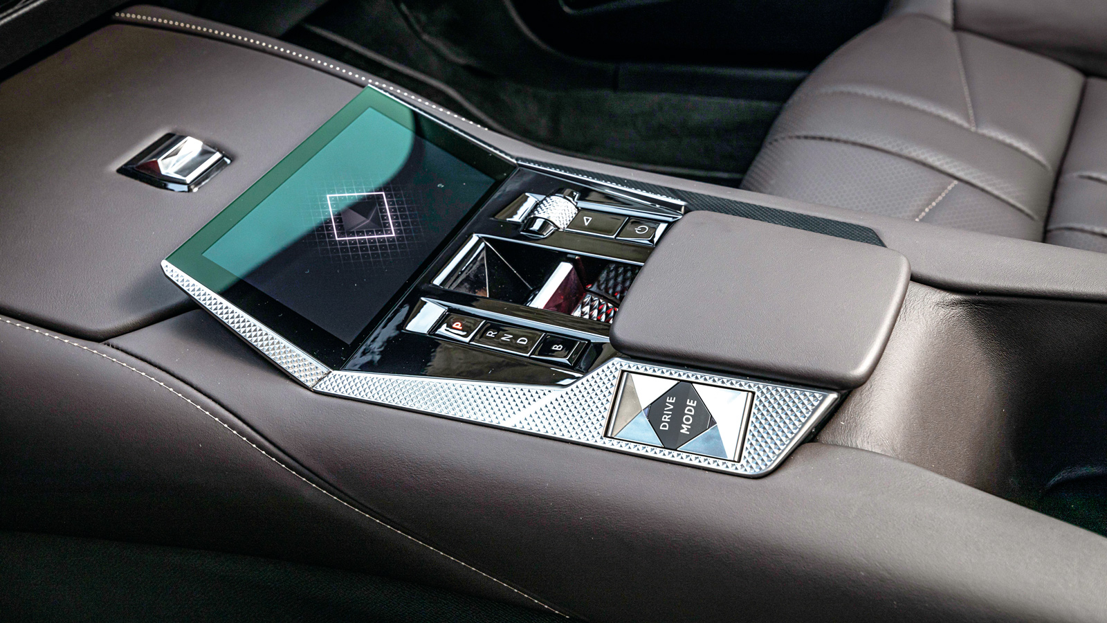 DS4 E-Tense: Εντυπωσιακή σιλουέτα, 225 ίπποι και 1,6λτ./100χλμ.